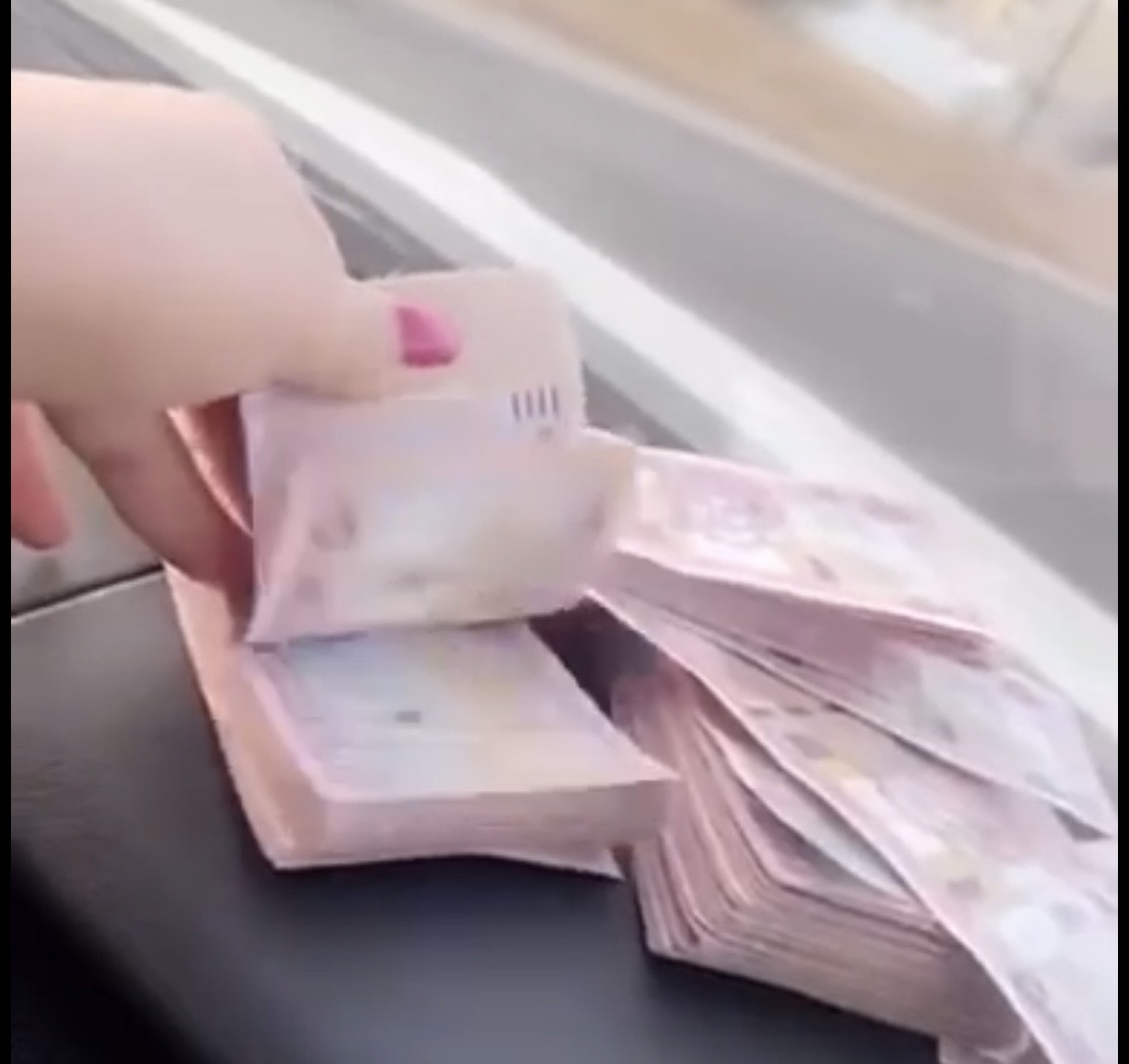 القبض على امرأة عربية بتهمة ازدراء العملة العمانية