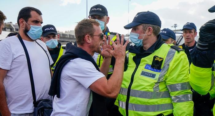 Far-right protesters clash with UK police at anti-migrant march