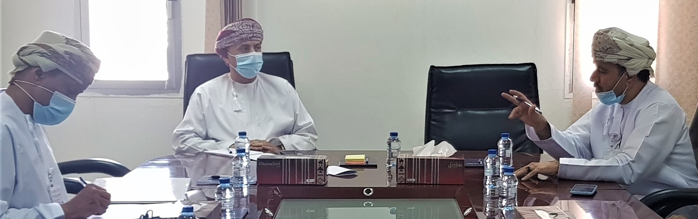 نائب رئيس "هيئة المناطق الاقتصادية" يبحث توحيد خدمات المحطة الواحدة في المنطقة الحرة بالمزيونة