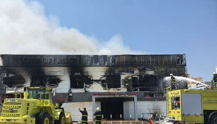 "الدفاع المدني" يكافح حريقًا شب في محل تجاري بصحم