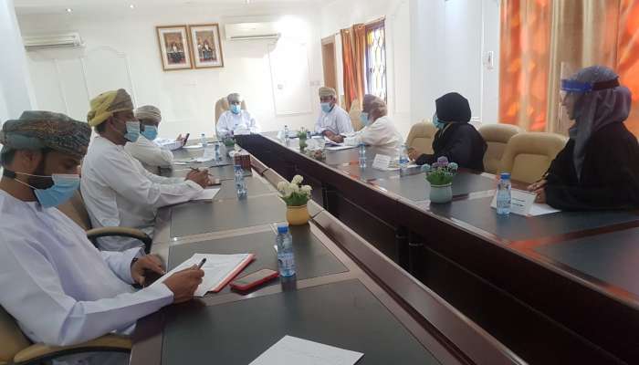 مناقشة إنشاء متنزهات ورصف طرق داخلية بالسيب