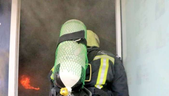 "الدفاع المدني" يسيطر على حريق شب في مقهى بصحار