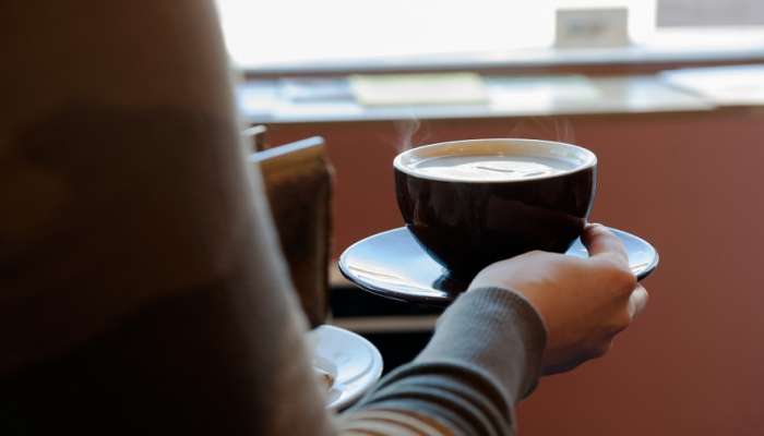 تناول القهوة قد يقلل خطر الإصابة بالشلل الرعاش
