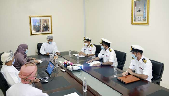 "البحرية السلطانية" تبحث أوجه التعاون مع اللجنة الوطنية العُمانية