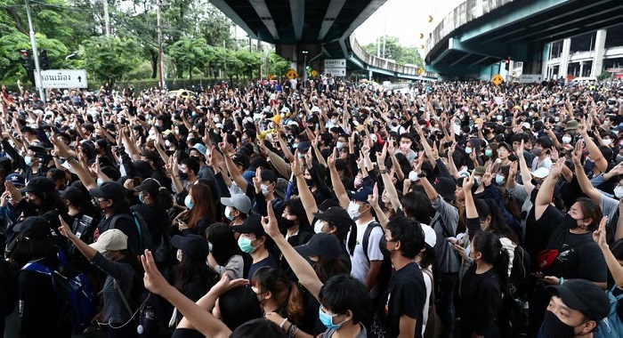 Bangkok shuts public transport as protests persist