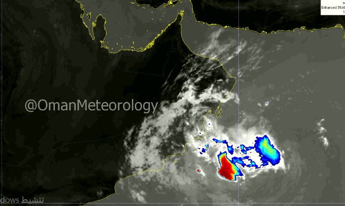 تدفق السحب المصاحبة للحالة المدارية على عدد من محافظات السلطنة