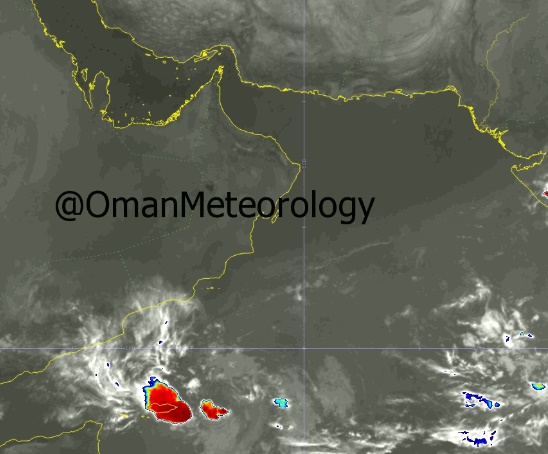 تدفق السحب على أجزاء من محافظة ظفار