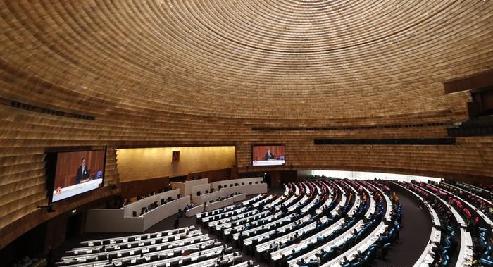 Thai parliament opens special session as protests continue