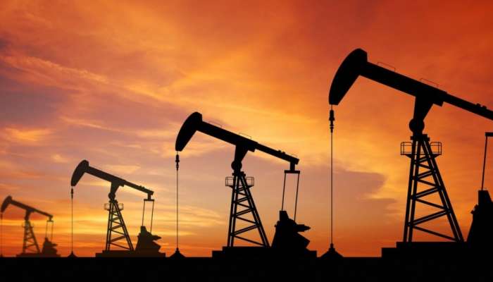 أسعار النفط العالمية تهوي بنحو 4%.. مسجلة أدنى مستوى منذ منتصف يونيو الماضي