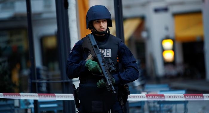 Police launch massive manhunt after Vienna terror attack