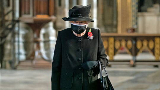 الملكة إليزابيث الثانية تظهر لأول مرة بقناع الوجه