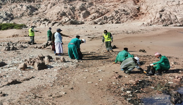 Oman's Environment Authority undertakes campaign to clean oil slicks