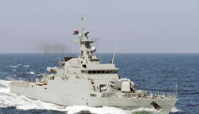 البحرية السلطانية تنقذ سفينة باكستانية عابرة في بحر عمان تعرضت لعطل