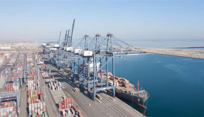 ارتفاع عدد الحاويات النمطية عبر مينائي صحار وصلالة بنسبة 5.9%