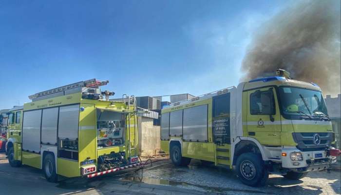 فرق الإطفاء تسيطر على حريق مخزن بولاية المصنعة