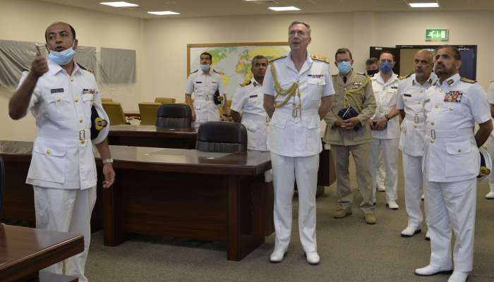 قائد البحرية يستقبل رئيس هيئة الأركان البحرية البريطانية