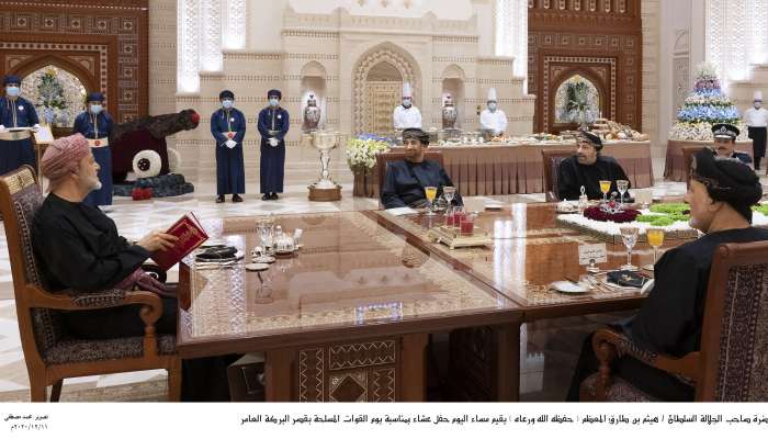 بالصور: جلالة السلطان يقيم حفل عشاء بمناسبة يوم القوات المسلحة