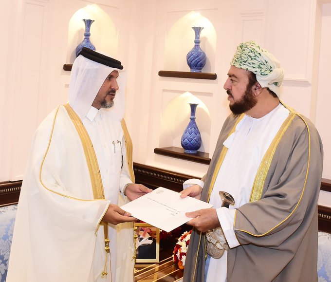 تسلمها السيد أسعد .. رسالة خطية من أمير قطر لجلالة السلطان