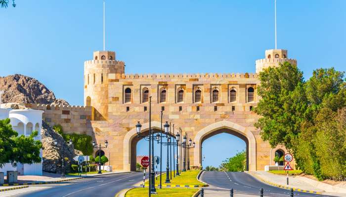 Oman to shut down its borders from Tuesday