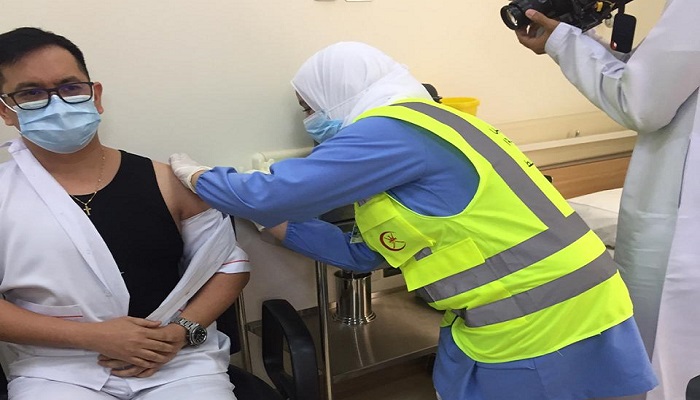 Filipino national becomes first expat to get COVID-19 vaccine in Oman