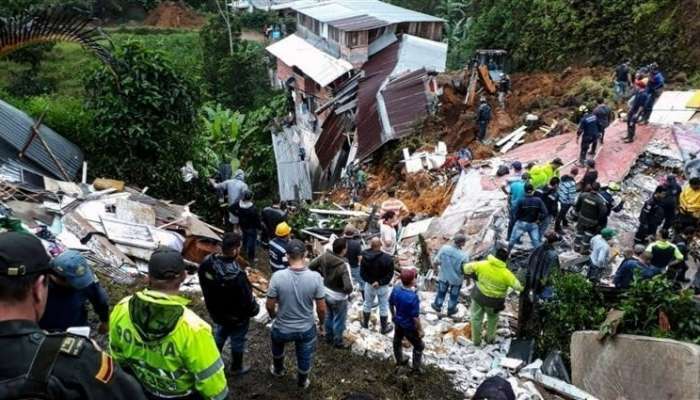 انهيار أرضي يودي بحياة 11 شخصا واصابة 18 جراء انهيار أرضي في إندونيسيا