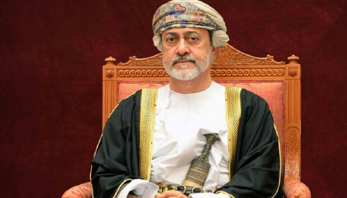 جلالة السلطان يمنح وسام عمان العسكري من الدرجة الثانية لكبير الضباط البريطانيين المعارين