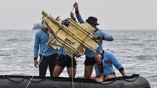 غواصون يعثرون على أجزاء من الطائرة المفقودة في بحر جاوة