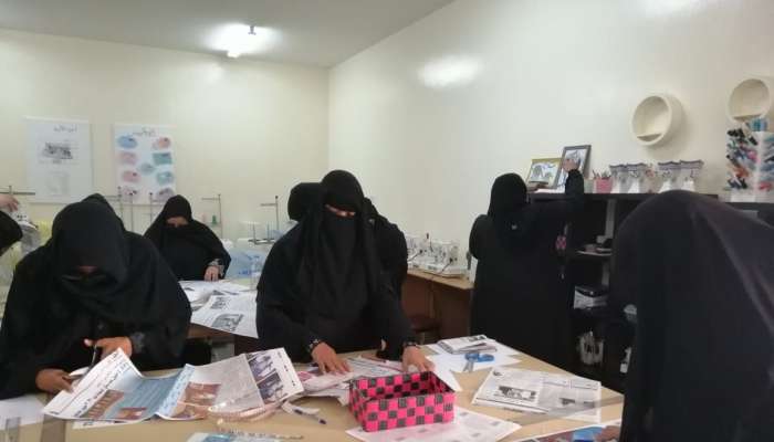حلقة تدريبية في صنع حقائب صديقة للبيئة بالبريمي