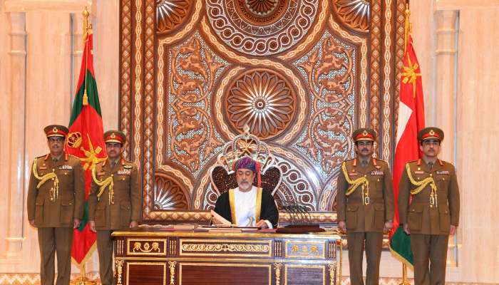جلالة السلطان يمنح  وسام السلطان قابوس من الدرجة الأولى للسيد شهاب ووزير المكتب السلطاني