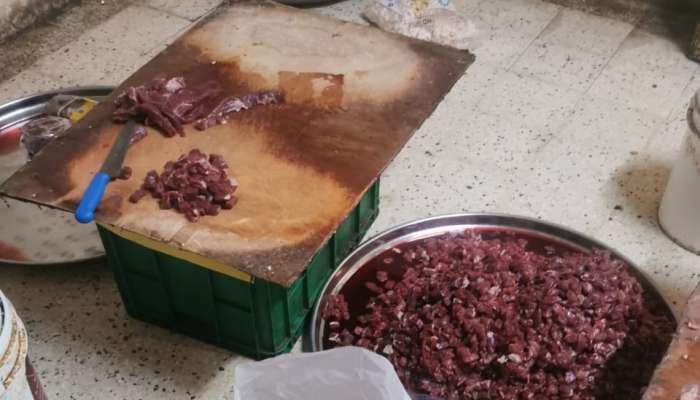 بالصور:مداهمة وافدين يحضرون اللحوم في ظروف تفتقر للاشتراطات الصحية