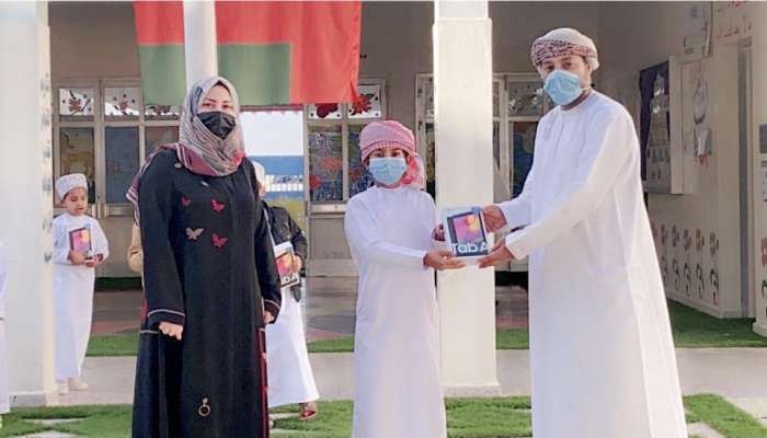 توزيع 281 جهاز لوحي على طلبة مدارس ولاية هيماء لدعم التعليم عن بعد