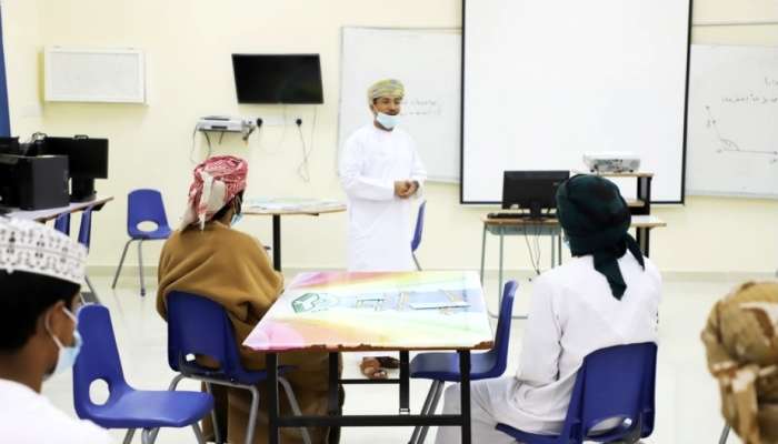 متابعة العملية التعليمية بمدارس محافظة ظفار