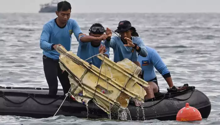 إندونيسيا: محققون ينجحون بتنزيل مسجل بيانات الطائرة المنكوبة