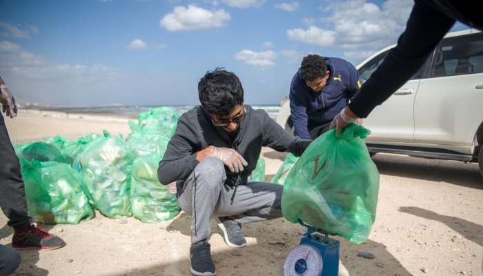 تنفذها شبابية العروبة.. (صفر جرام) مبادرة لتقويم سلوك مرتادي الشواطئ في التعامل مع النفايات