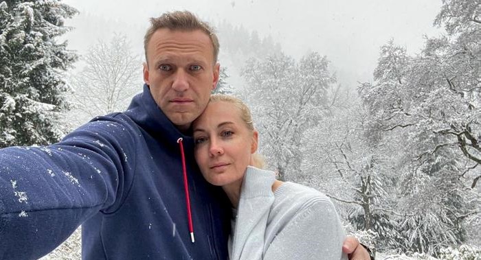 Alexei Navalny heading back to Russia amid arrest threats