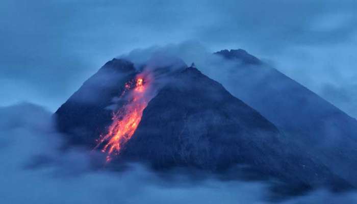 بركان جبل ميرابي بجزيرة جاوة الإندونيسية ينفث سحابة من الرماد الحارق