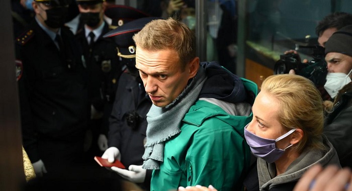 Alexei Navalny detained after landing in Moscow