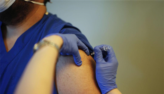 إنجلترا توسع عملية تطعيم من هم أكثر من 70 عاما ضد فيروس كورونا