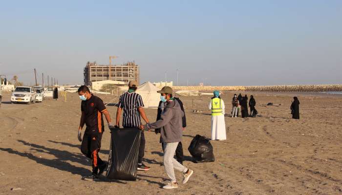 بمناسبة يوم البيئة العماني..تنظيم حملة تنظيف للشواطئ بصحم