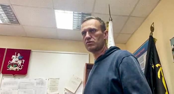 Navalny decries 'mockery of justice' at rushed hearing