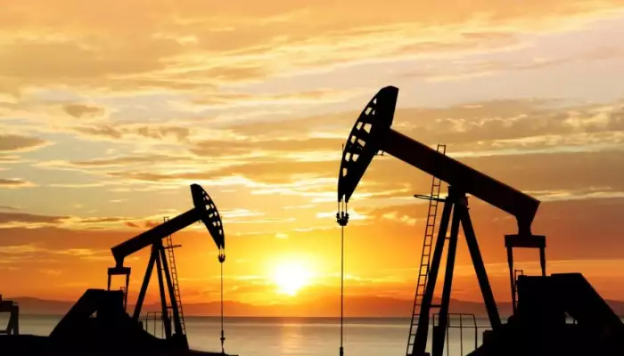أسعار النفط تتراجع بفعل مخاوف الطلب وارتفاع الدولار