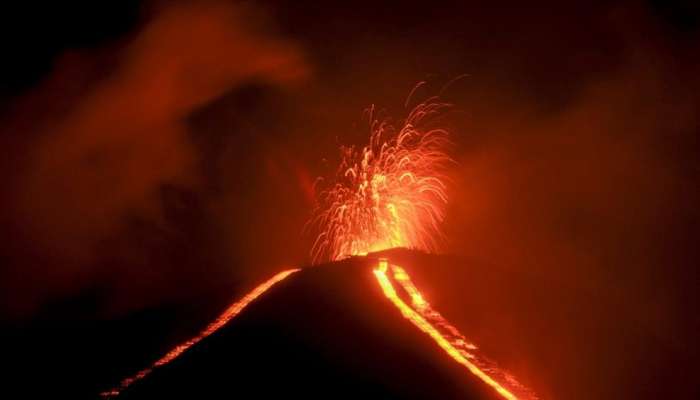بركان ميرابي في إندونيسيا يقذف حممًا بركانية لمسافة اثنين كيلومتر