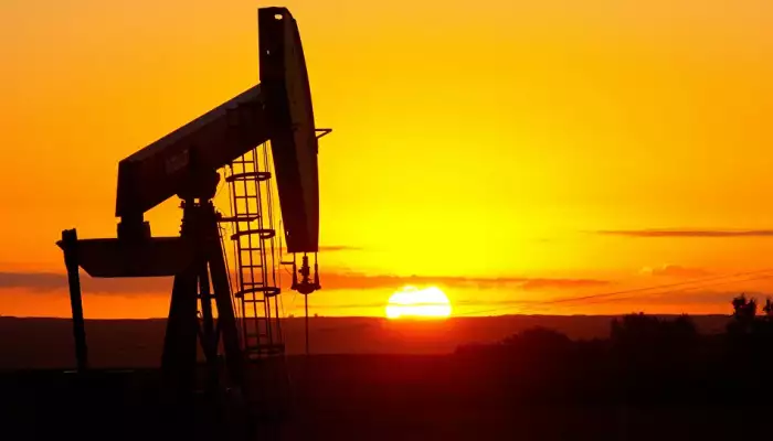 النفط يهبط وسط مخاوف من تأخر توزيع لقاحات كورونا