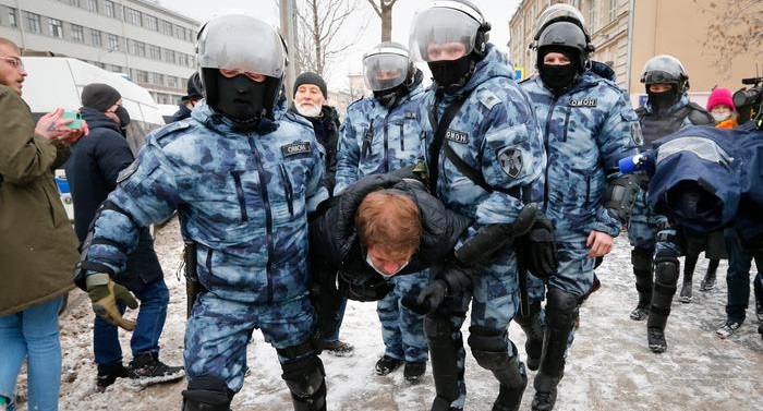 Mass arrests as Alexei Navalny supporters defy protest ban