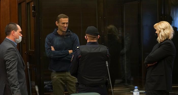 Navalny hearing begins, dozens arrested outside court