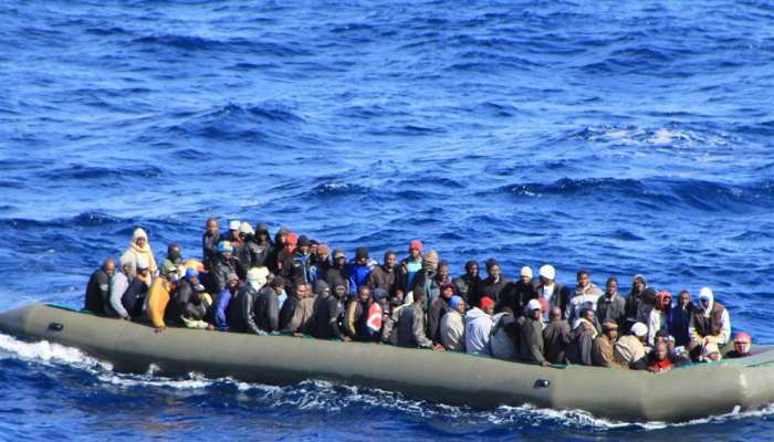 خفر السواحل الفرنسي ينقذ 36 مهاجرًا خلال محاولتهم عبور بحر المانش