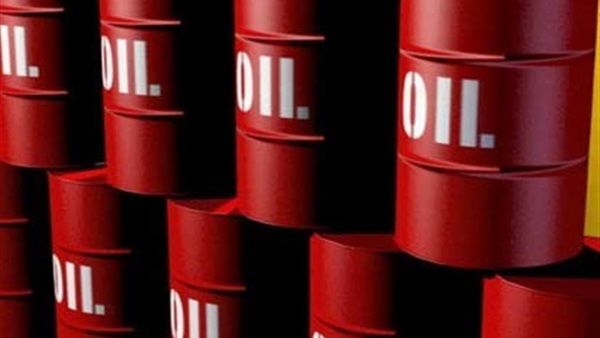 انخفاض أسعار النفط العالمية بشكل طفيف