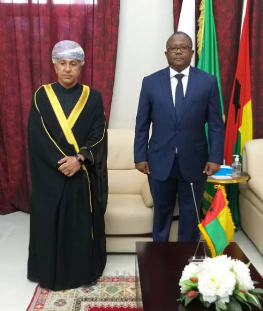 سفير السلطنة لدى جمهورية غينيا بيساو يقدّم أوراق اعتماده