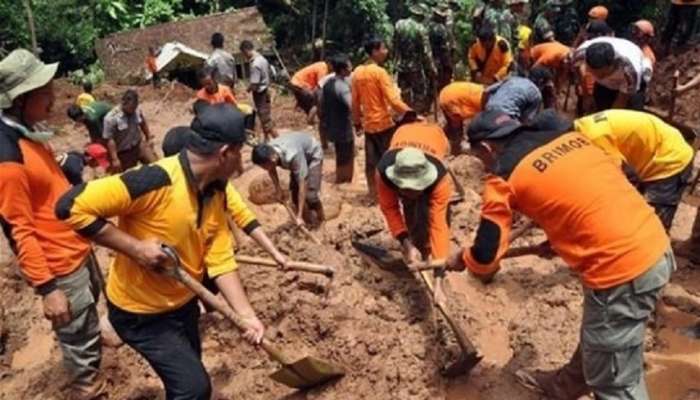 فقدان العشرات في انهيار أرضي طمر منازل بإندونيسيا