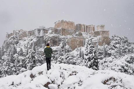 اليونان تعلّق حملة التلقيح ضد كورونا بسبب الثلوج